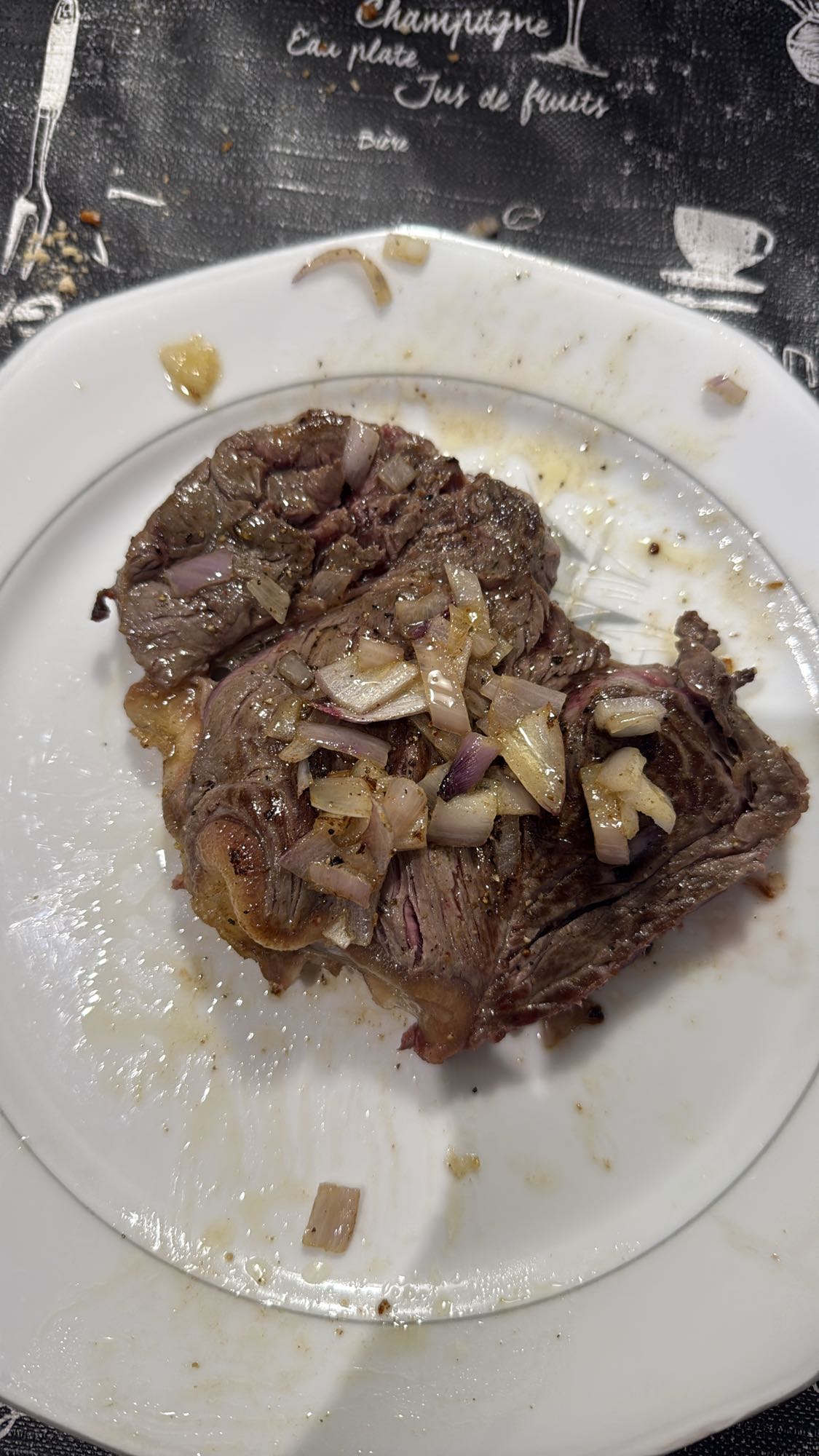 Steak aux oignons