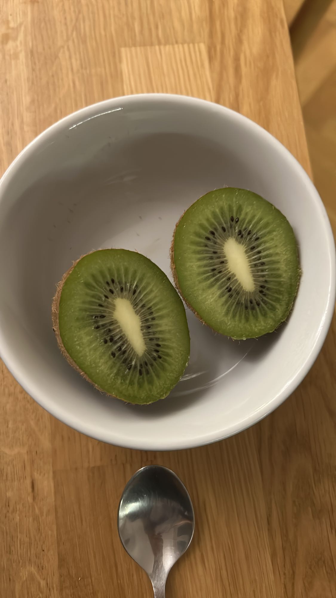Połówki kiwi w misce