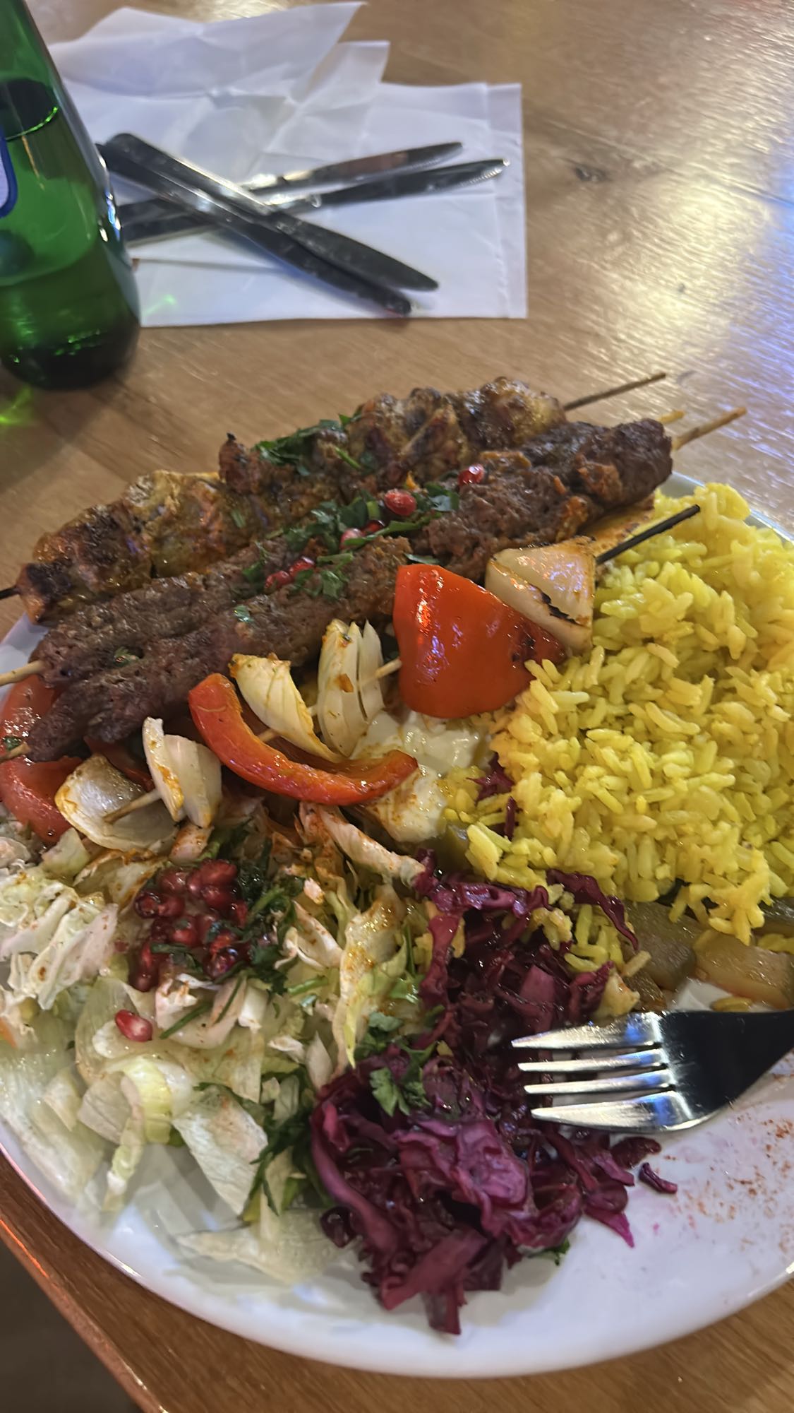 Talerz z kebabem i ryżem