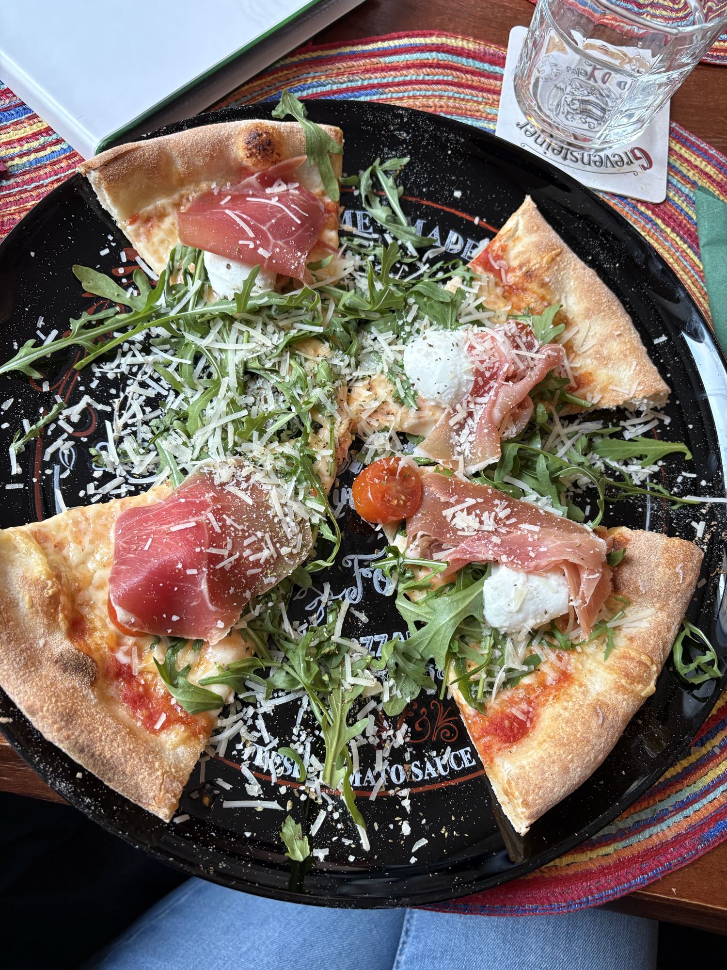 Pizza mit Rucola & Schinken