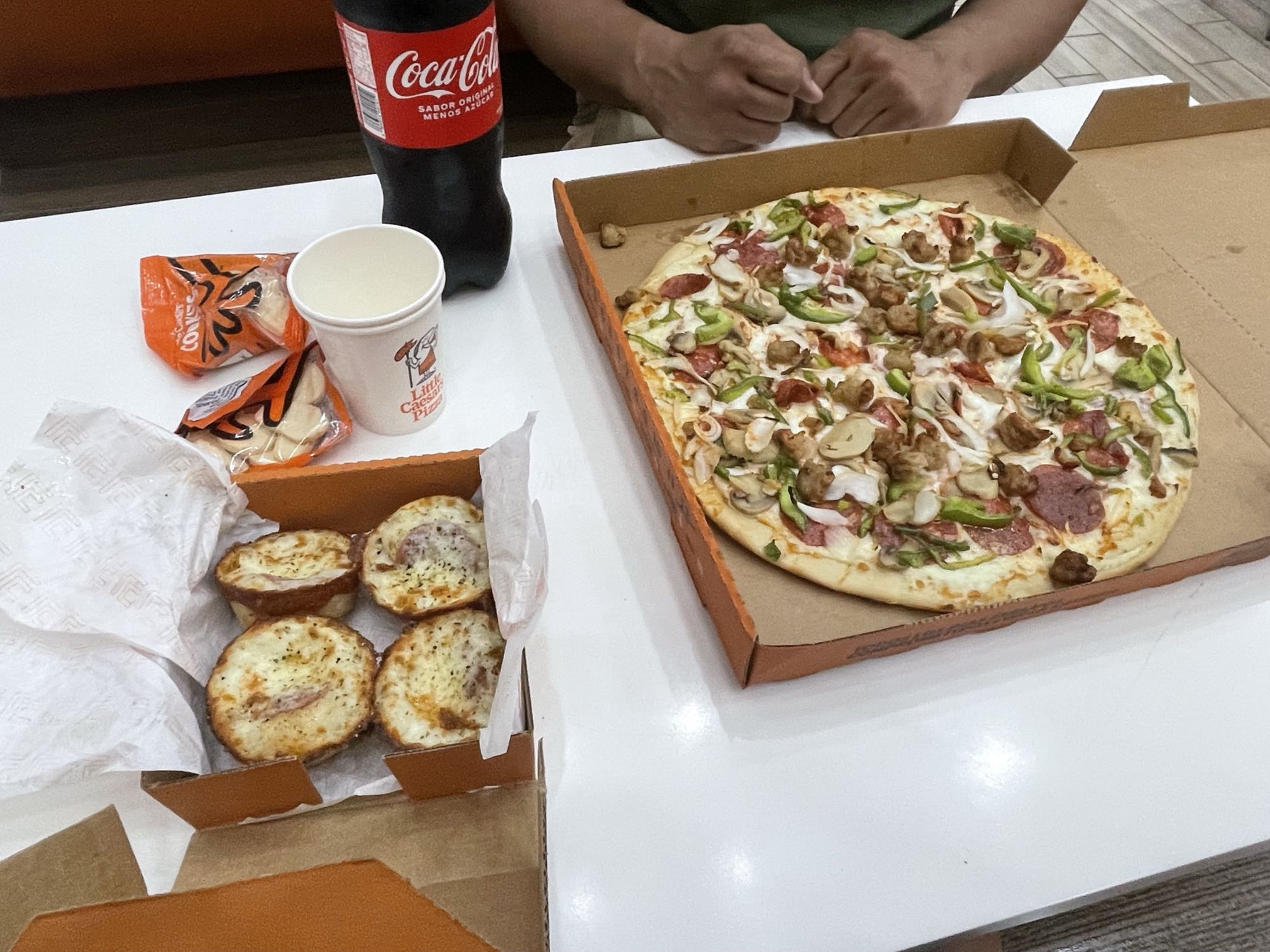 Pizza con acompañamientos