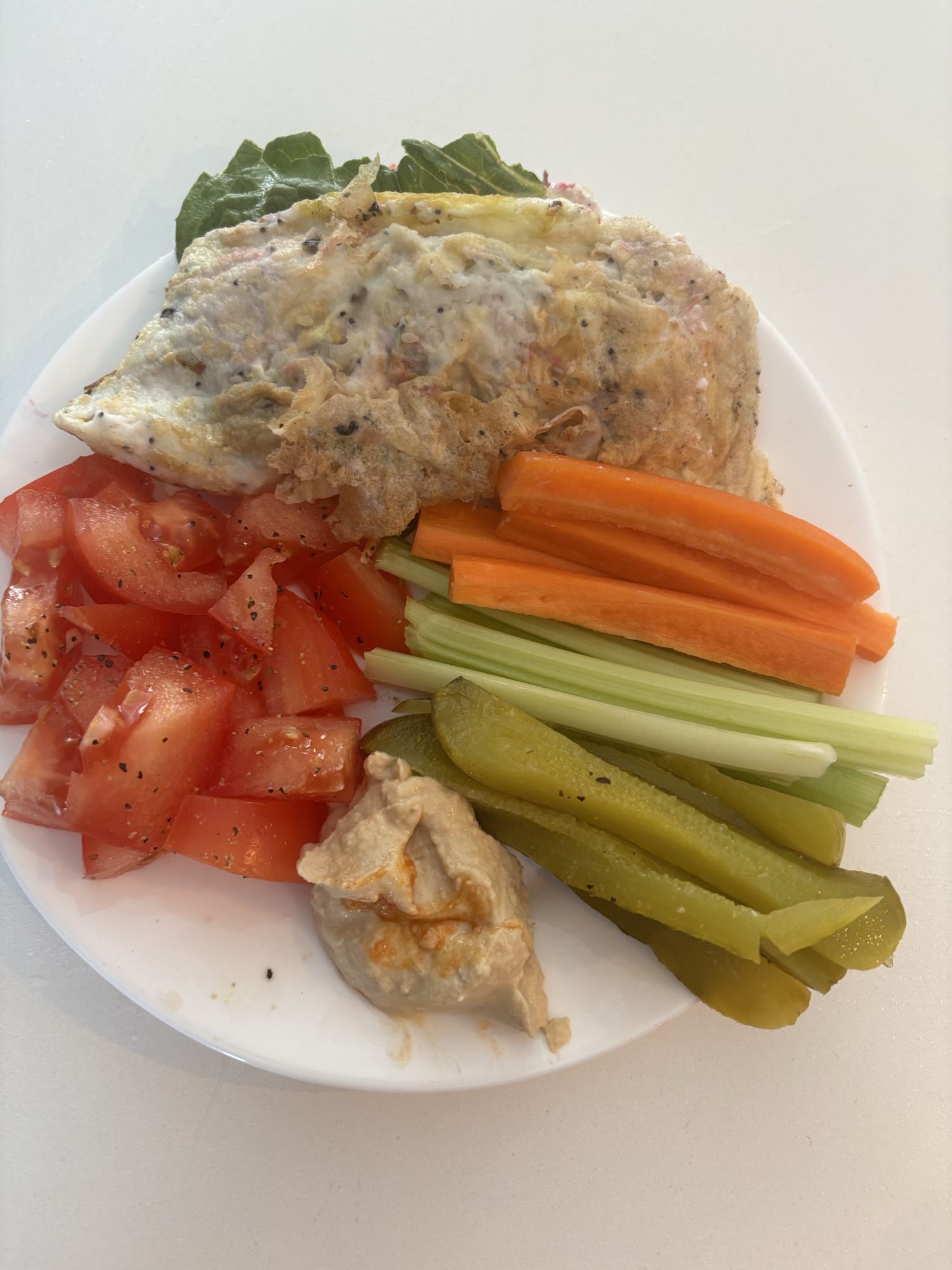 Omelette et légumes frais