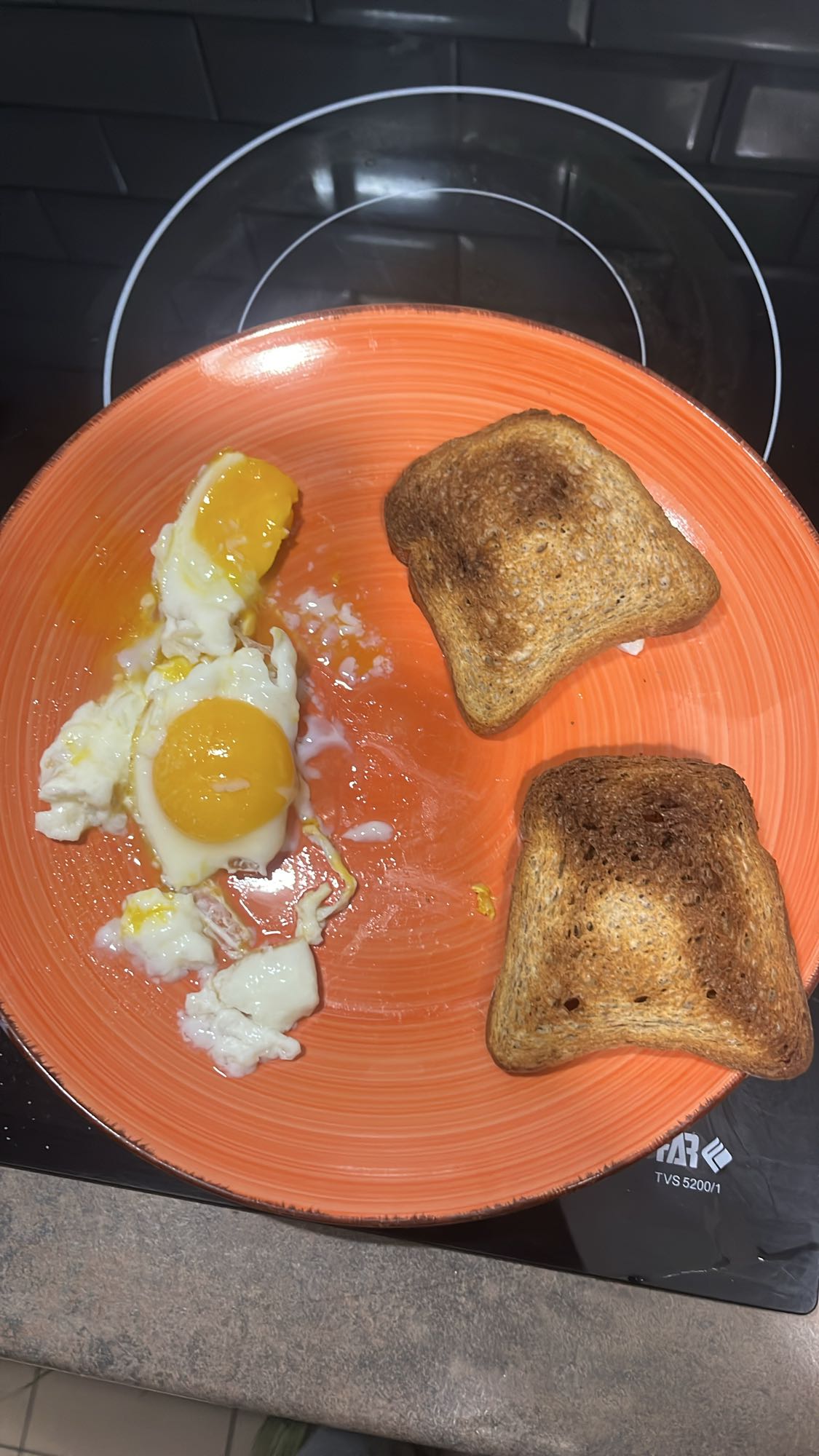 Œufs et pain grillé