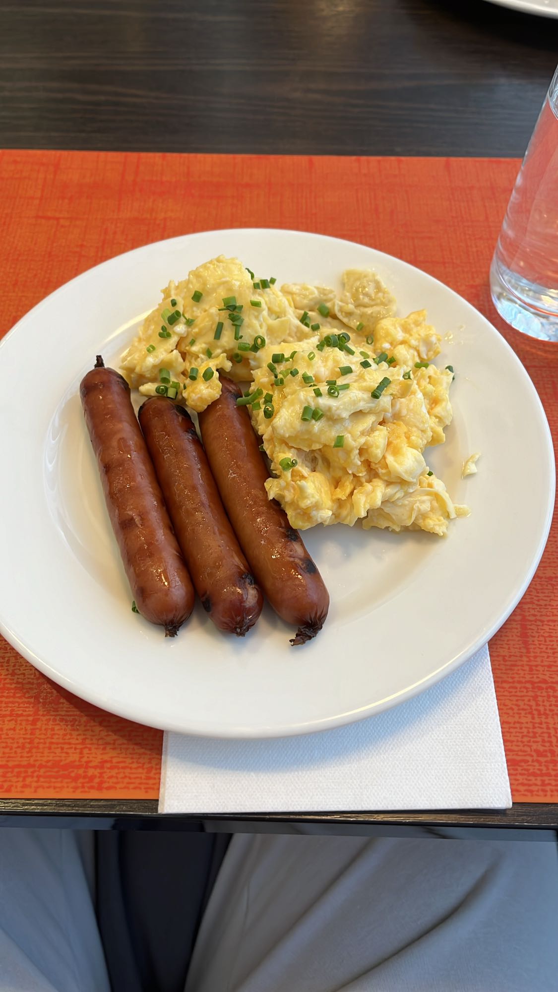 Jajecznica z kiełbaskami