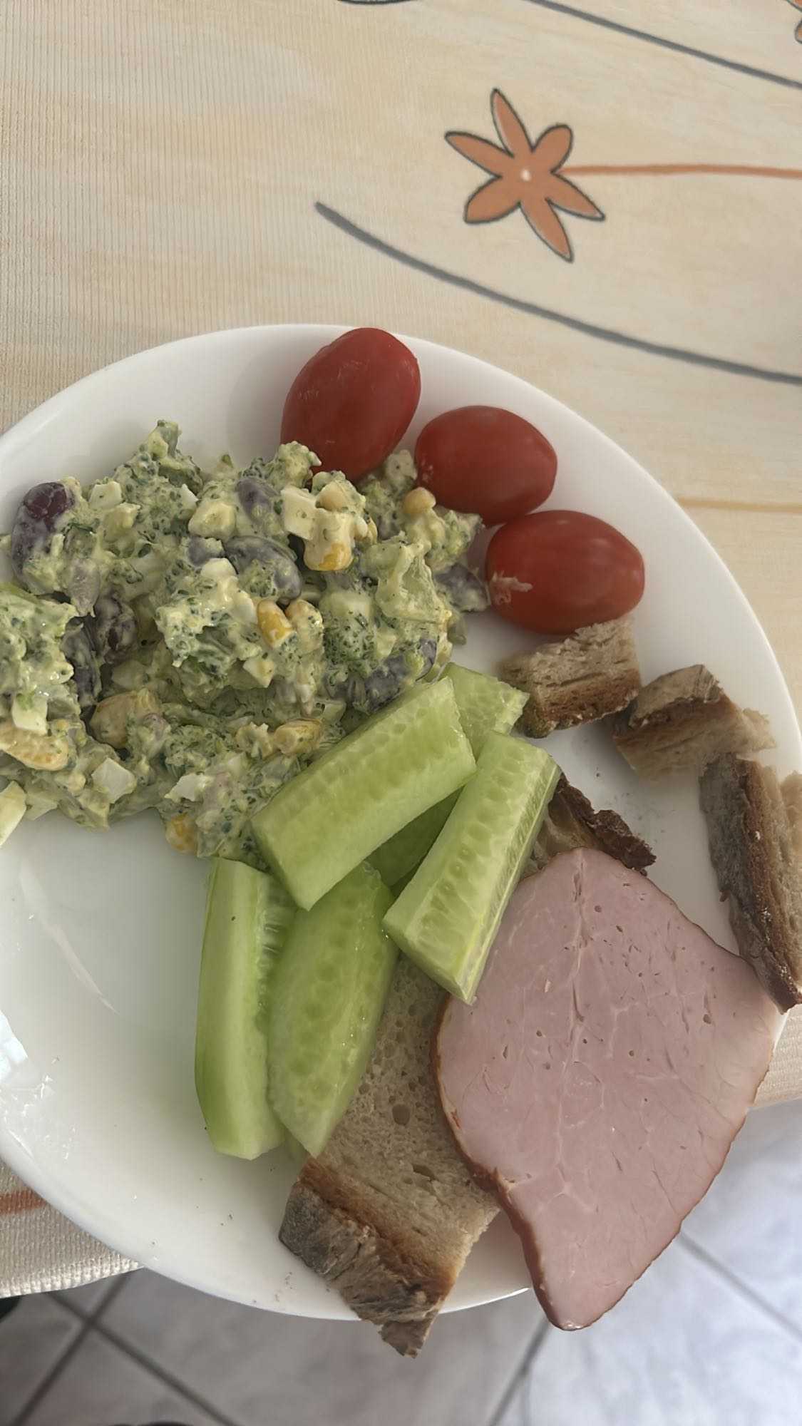 Sałatka z warzywami i wędliną