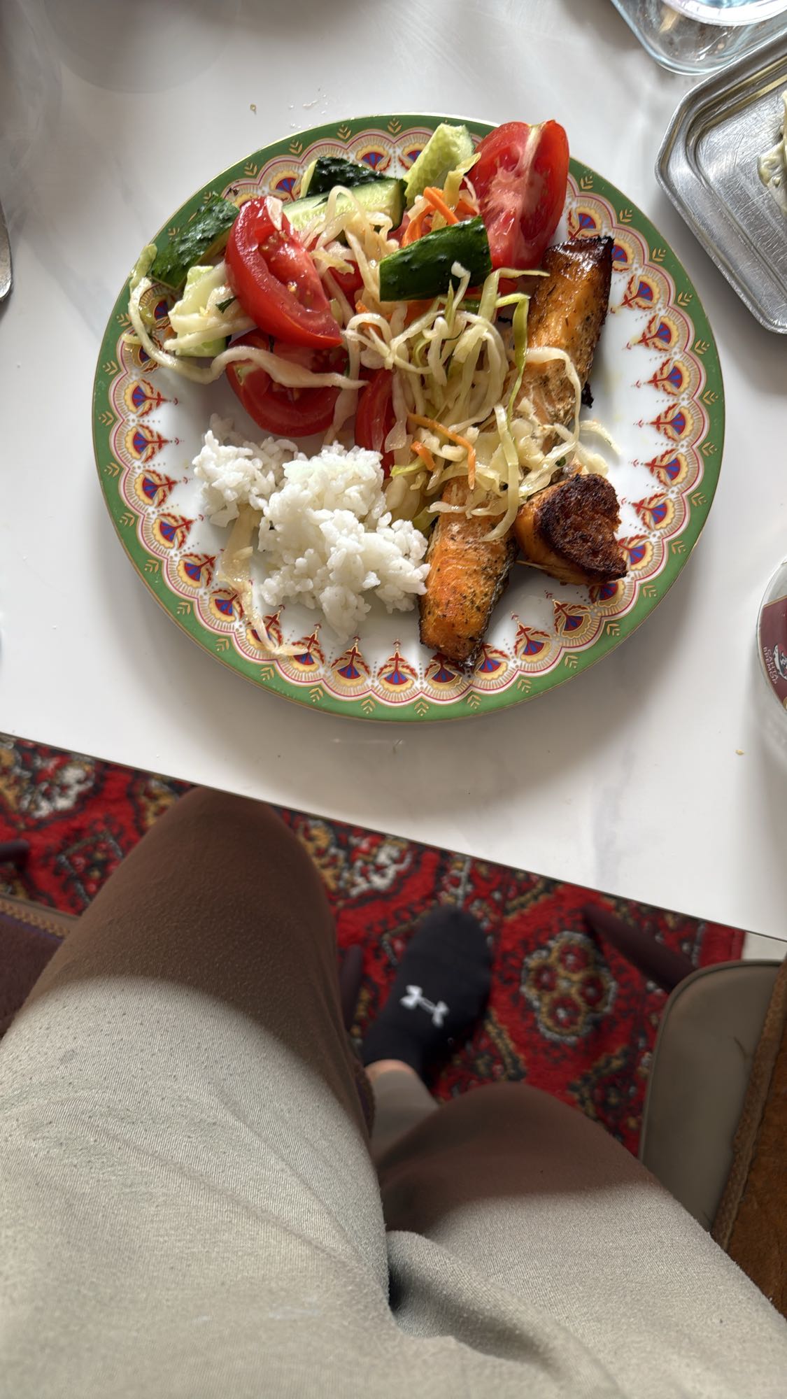 Лосось с рисом и салатом