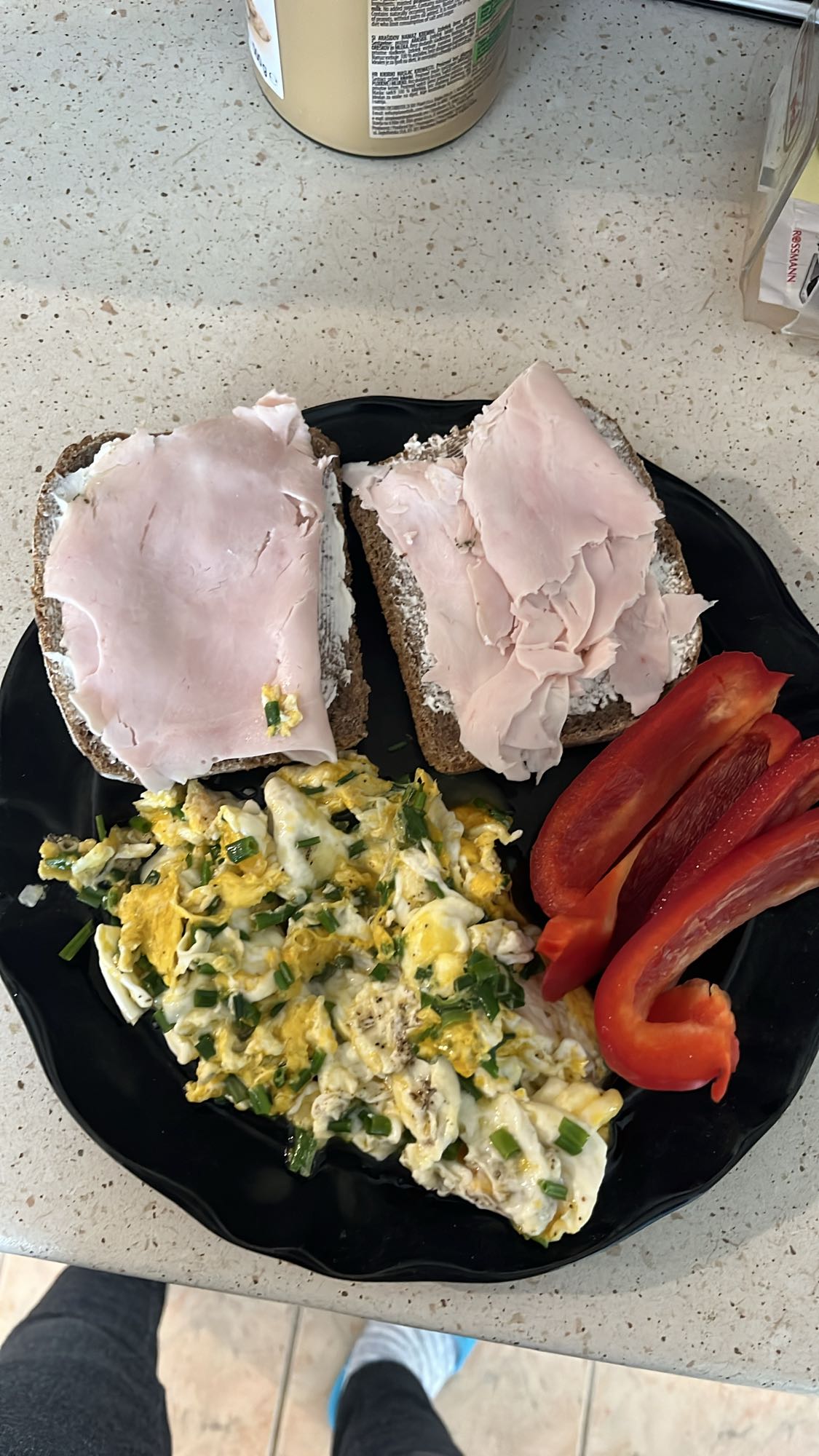 Śniadanie z jajkami i szynką