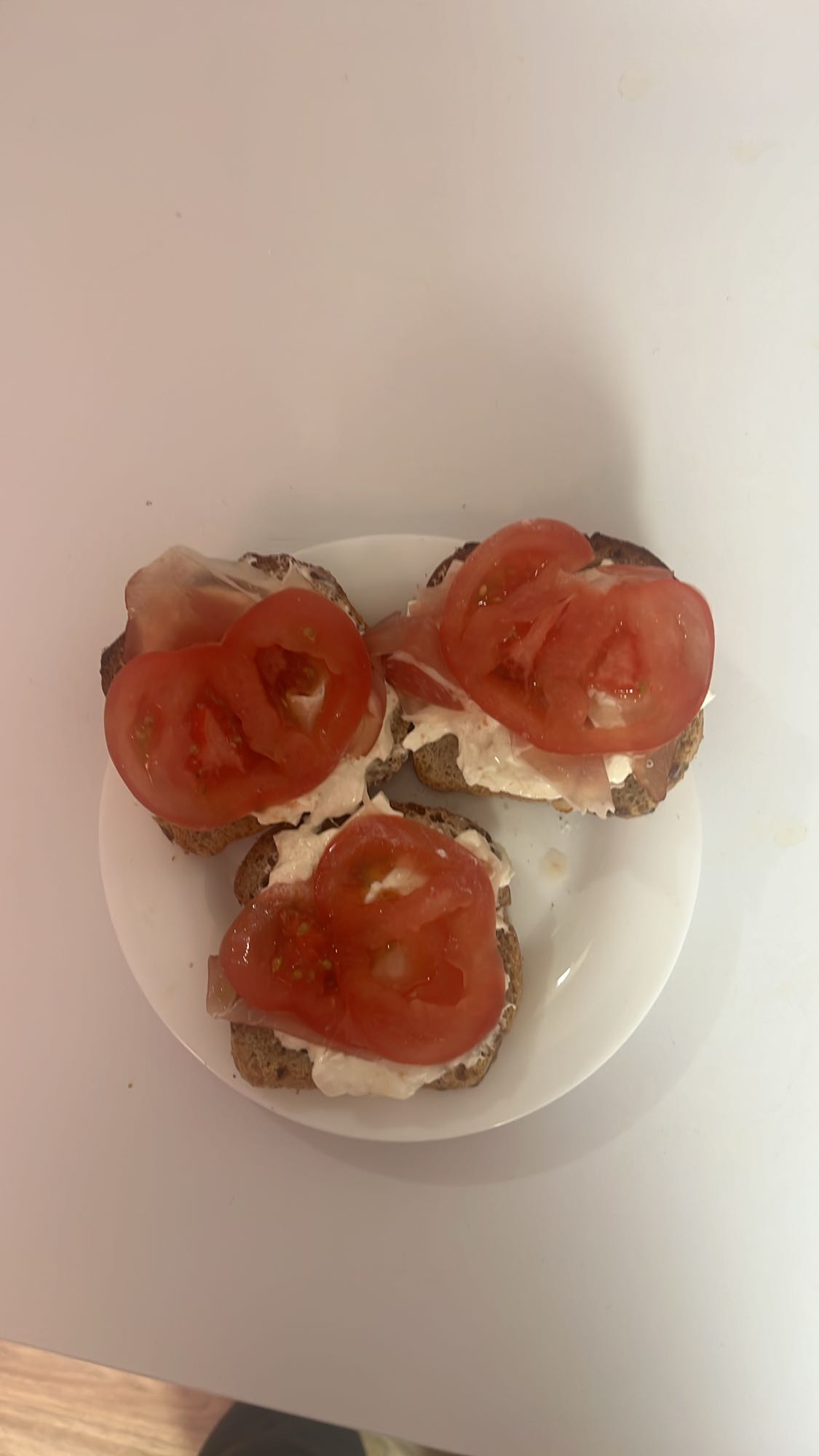 Kanapki z serem i pomidorem