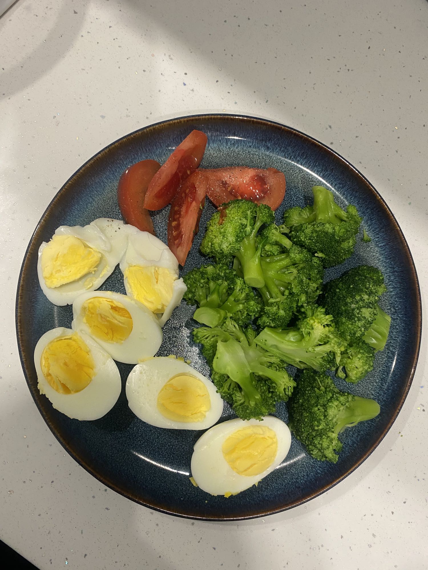 Jajka z brokułami i pomidorem