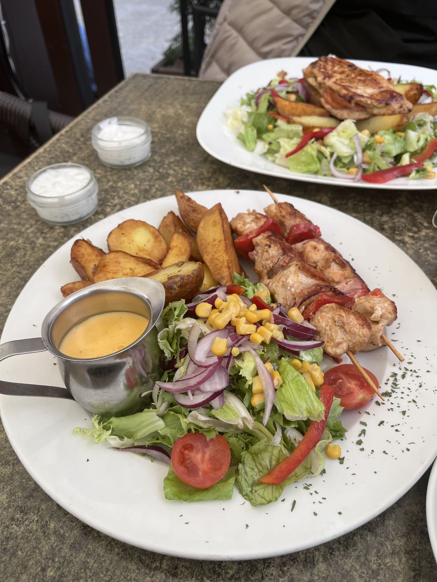 Куриный шашлык с салатом