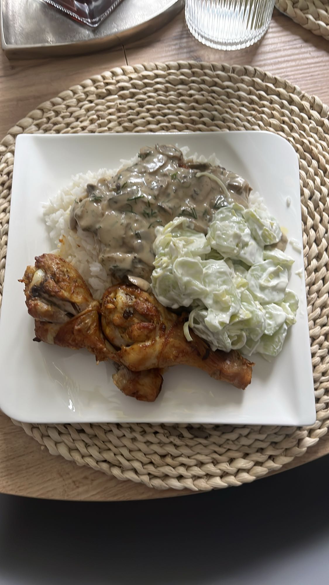 Kurczak z ryżem i sosem