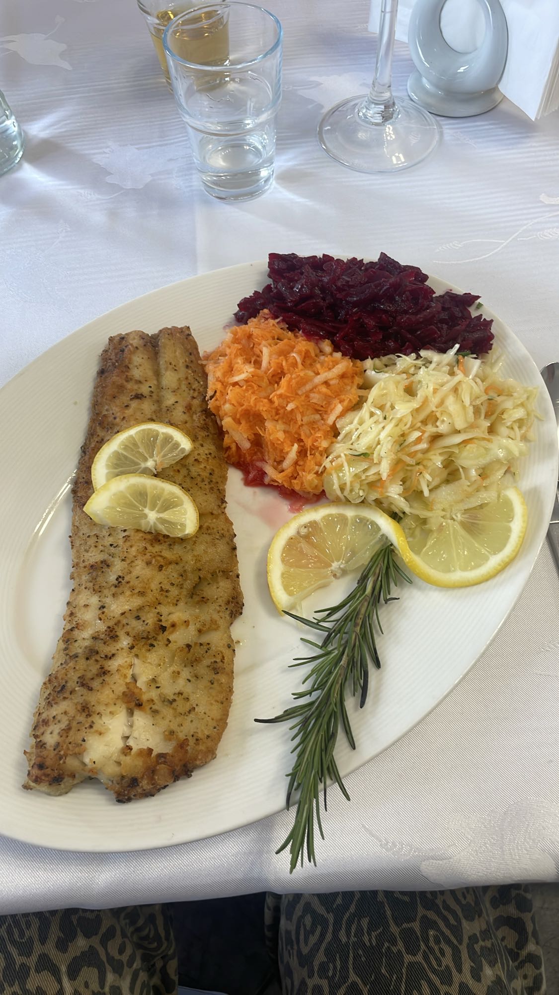 Smażona ryba z surówkami