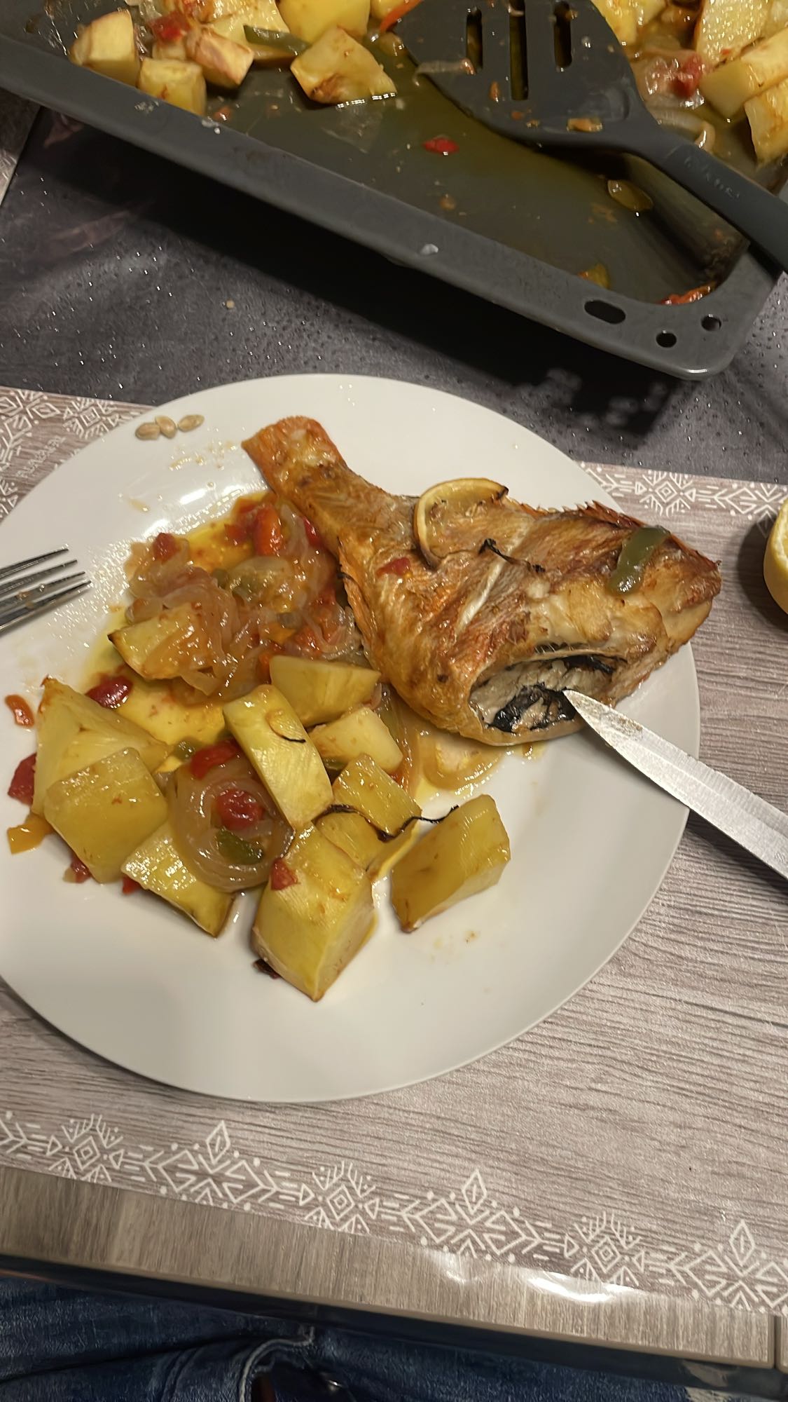 Poisson rôti et légumes