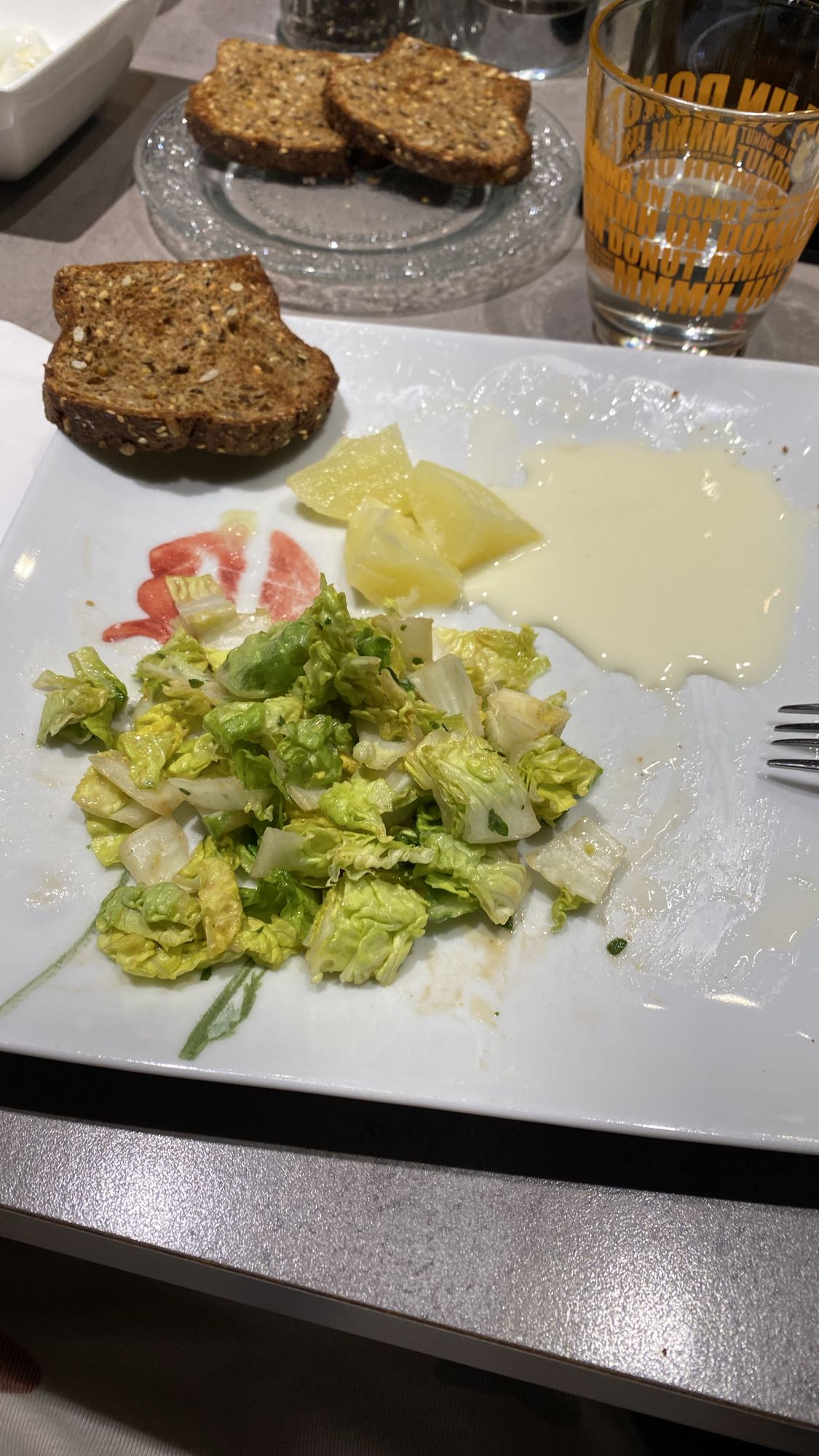 Salade et pain complet