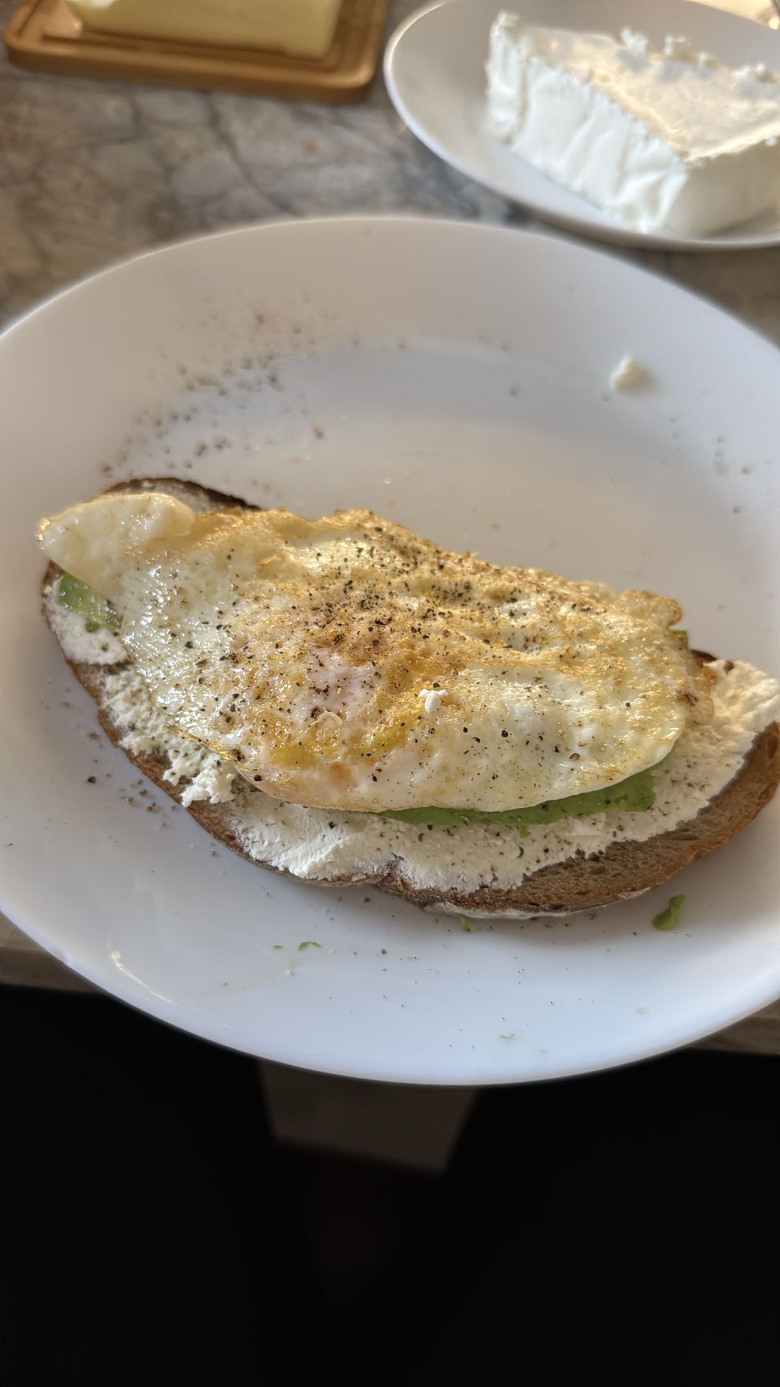 Tost z jajkiem i awokado