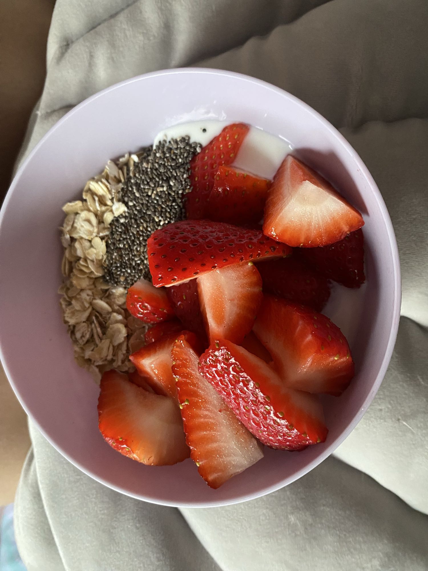 jogurt z truskawkami