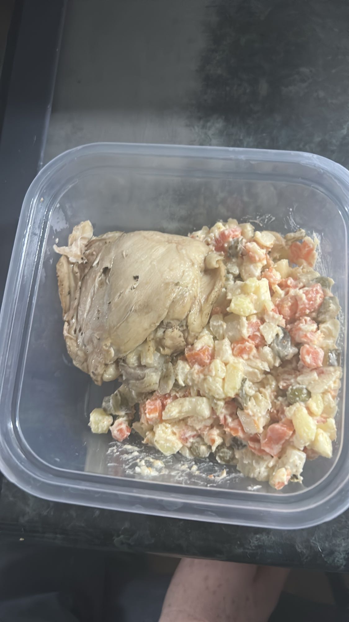 Kurczak z sałatką jarzynową