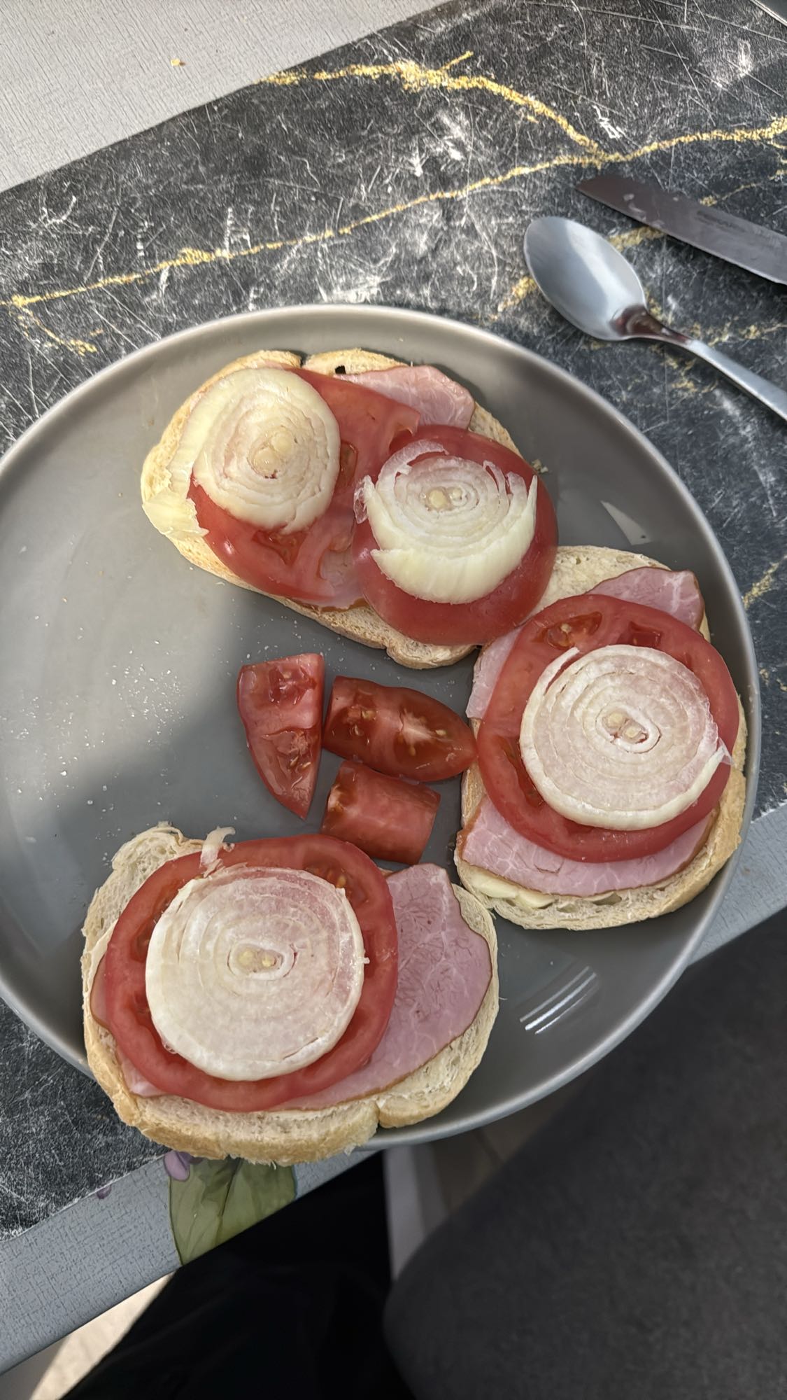 Kanapki z szynką i warzywami