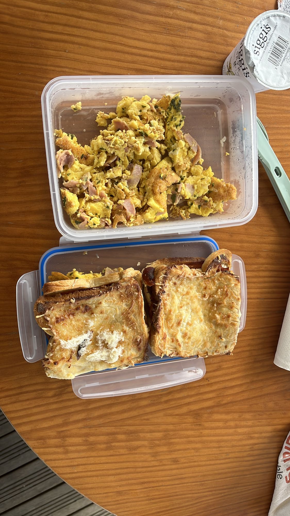 Oeufs brouillés et croque