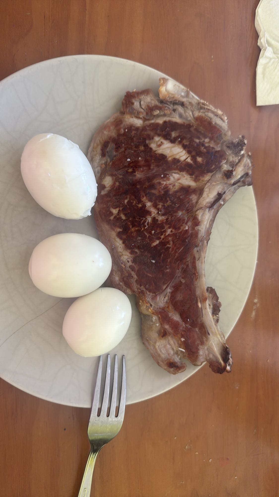 Huevo cocido y chuleta