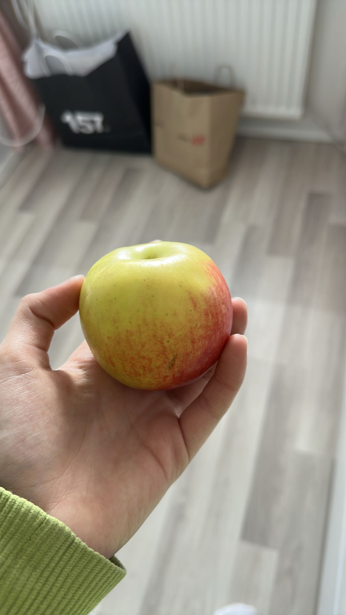 Красное яблоко