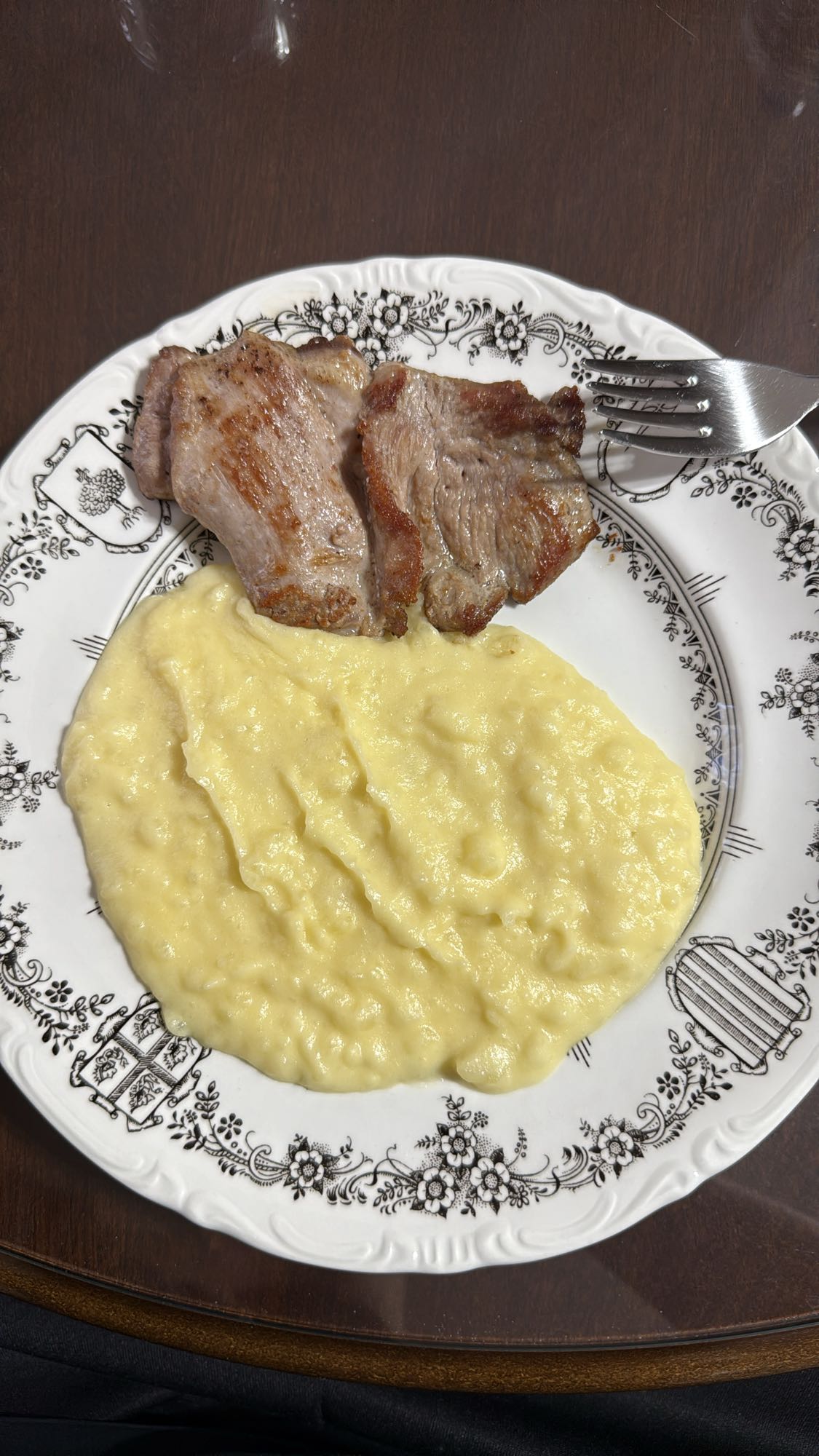 Puré con carne asada