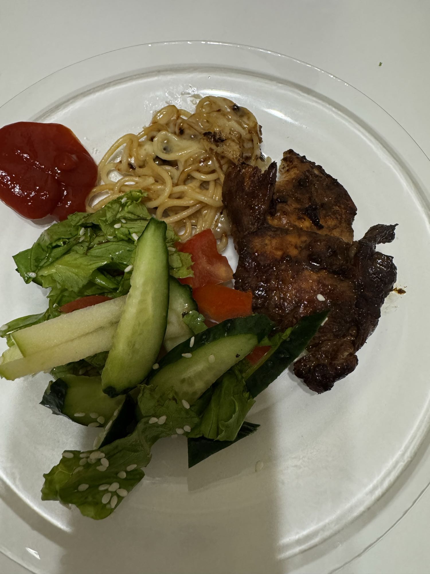 Курица с лапшой и салатом