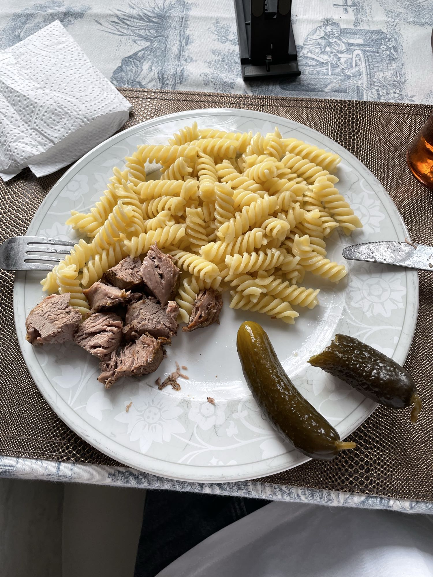 Makaron z wołowiną i ogórkiem