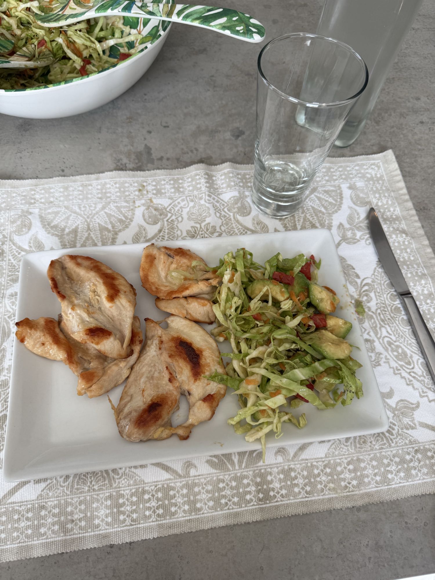 Pollo con ensalada mixta