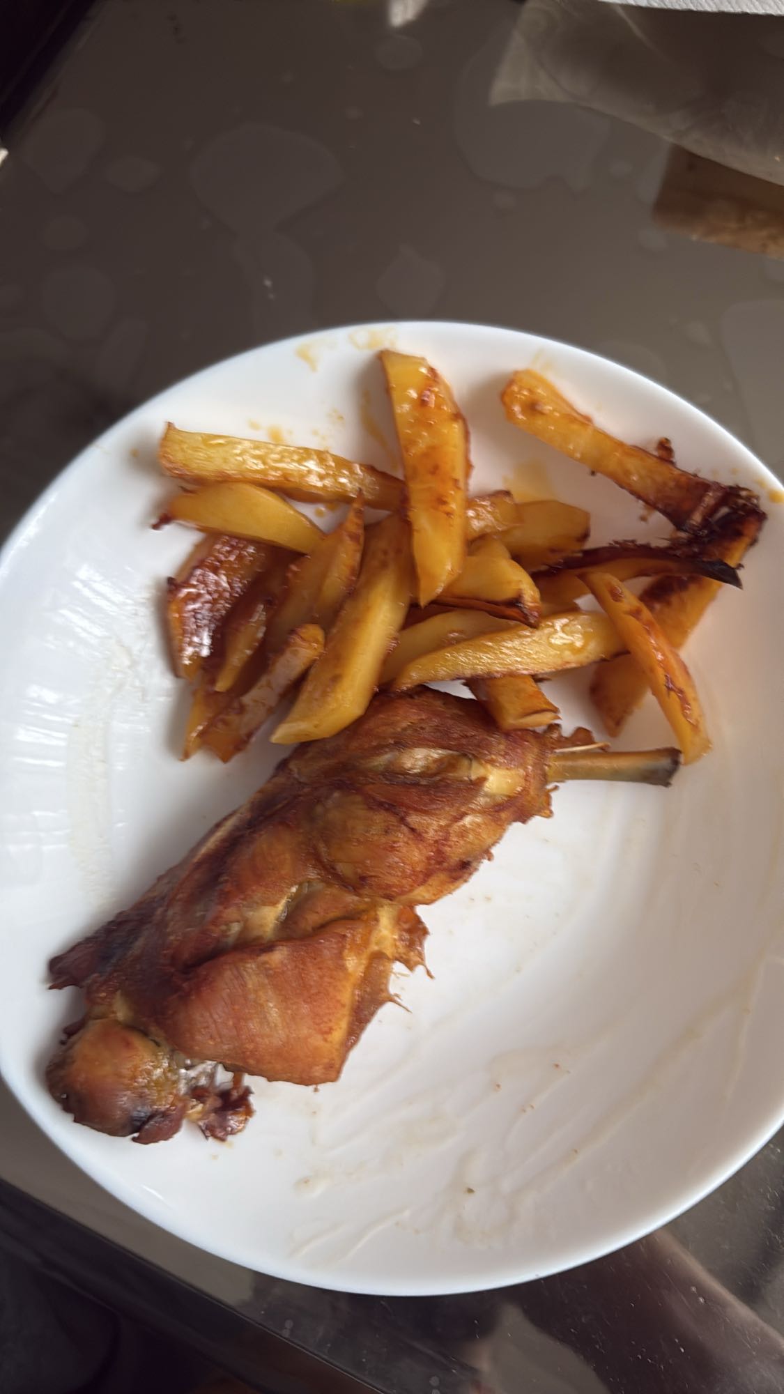 Hähnchenschenkel mit Pommes