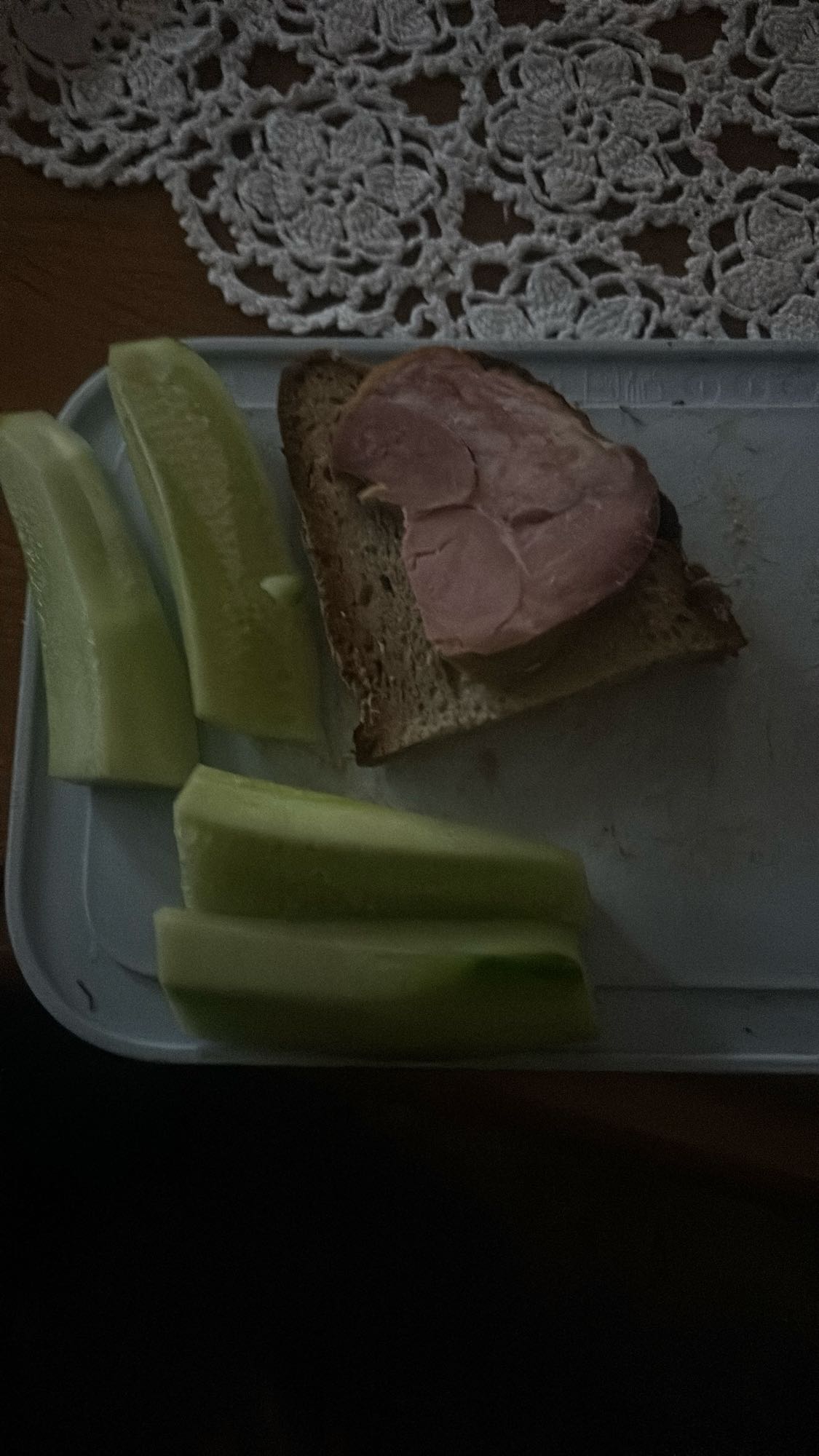 Kanapka z szynką i ogórkiem