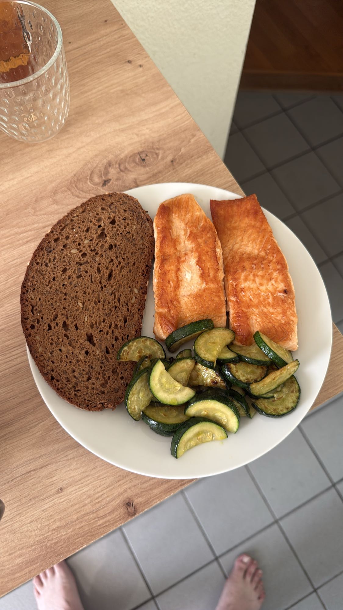 Lachs mit Brot und Zucchini
