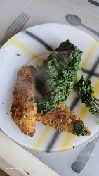 Poulet pané et épinards