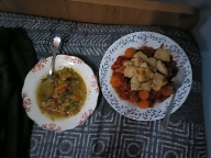 Sopa y guiso con pan