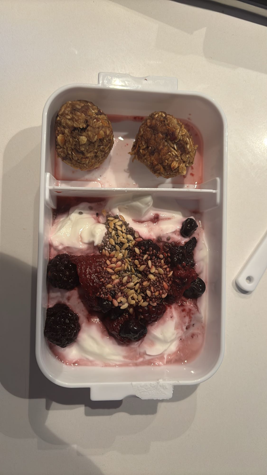 Yaourt aux fruits et boules