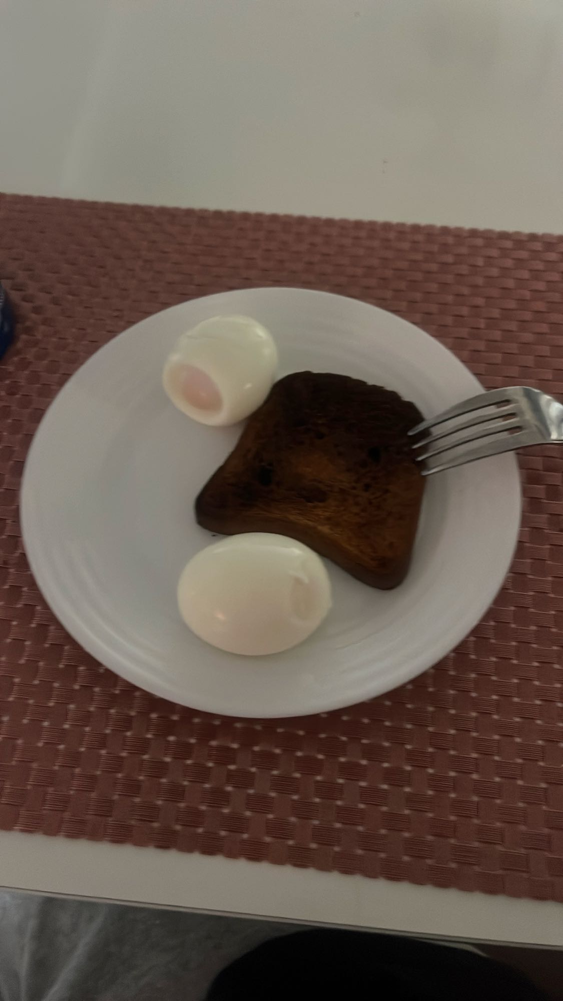 Œufs et pain grillé