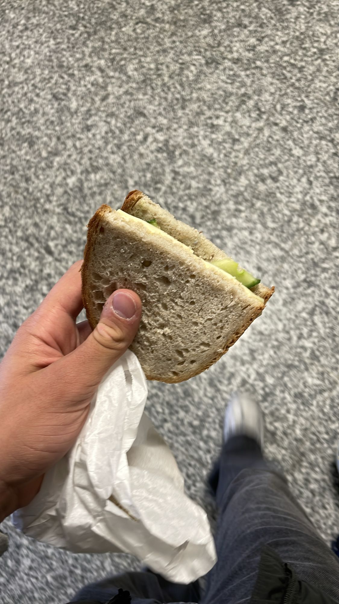 Käse-Gurkensandwich