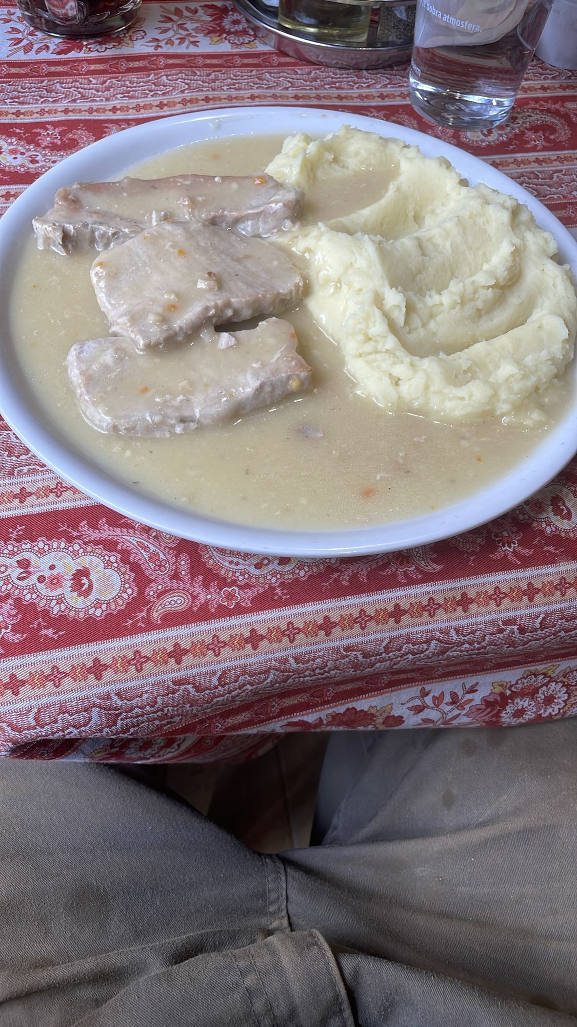 Svinjina z omako in pire