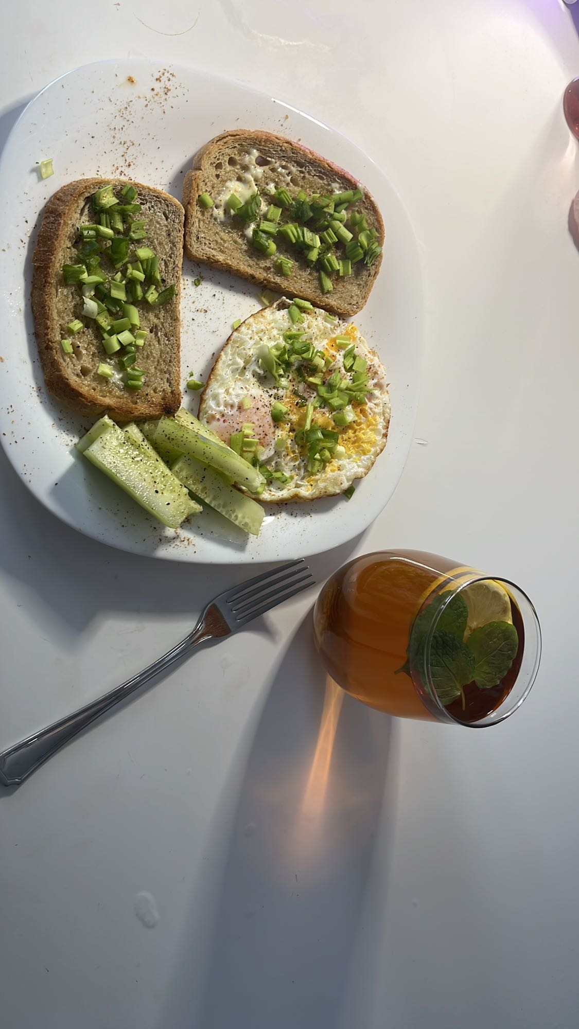 Jajko z grzankami i herbatą