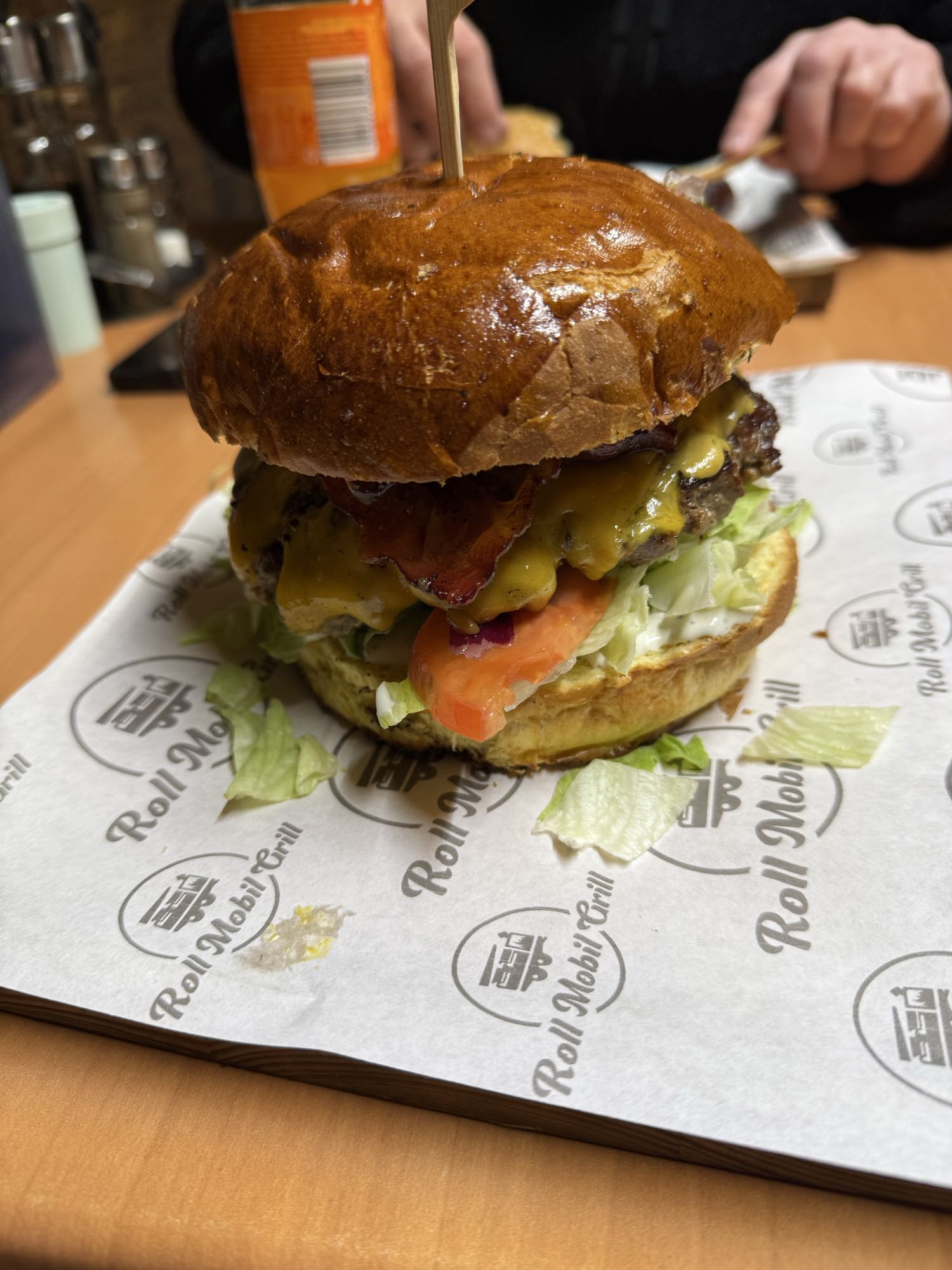 Burger z bekonem i serem