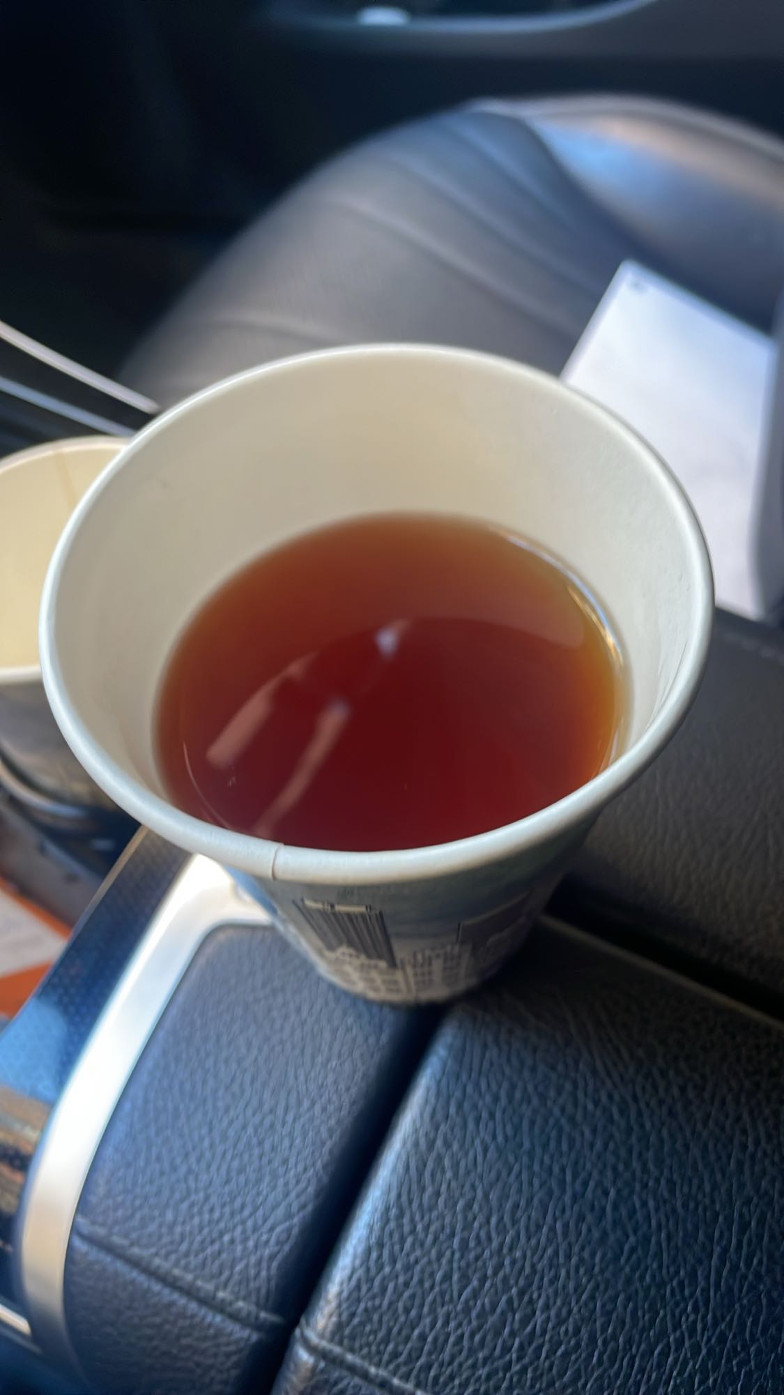 Svart te i papperskopp