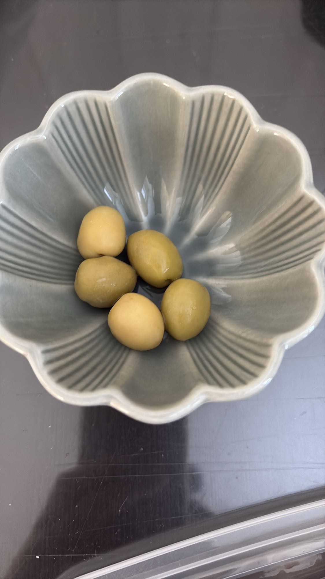 Gröna oliver i skål