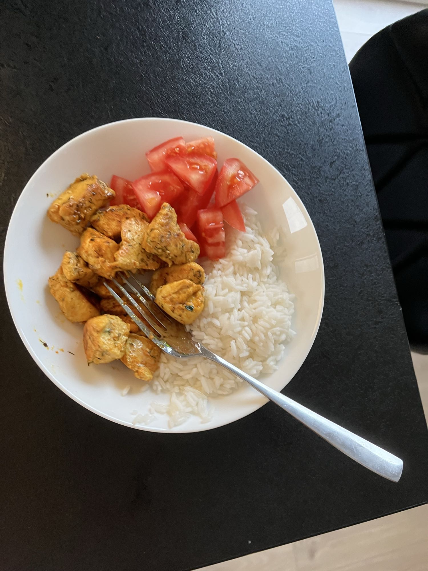 Kurczak z ryżem i pomidorem