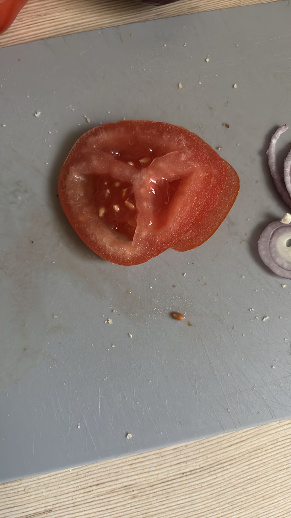 Plasterki pomidora i cebuli