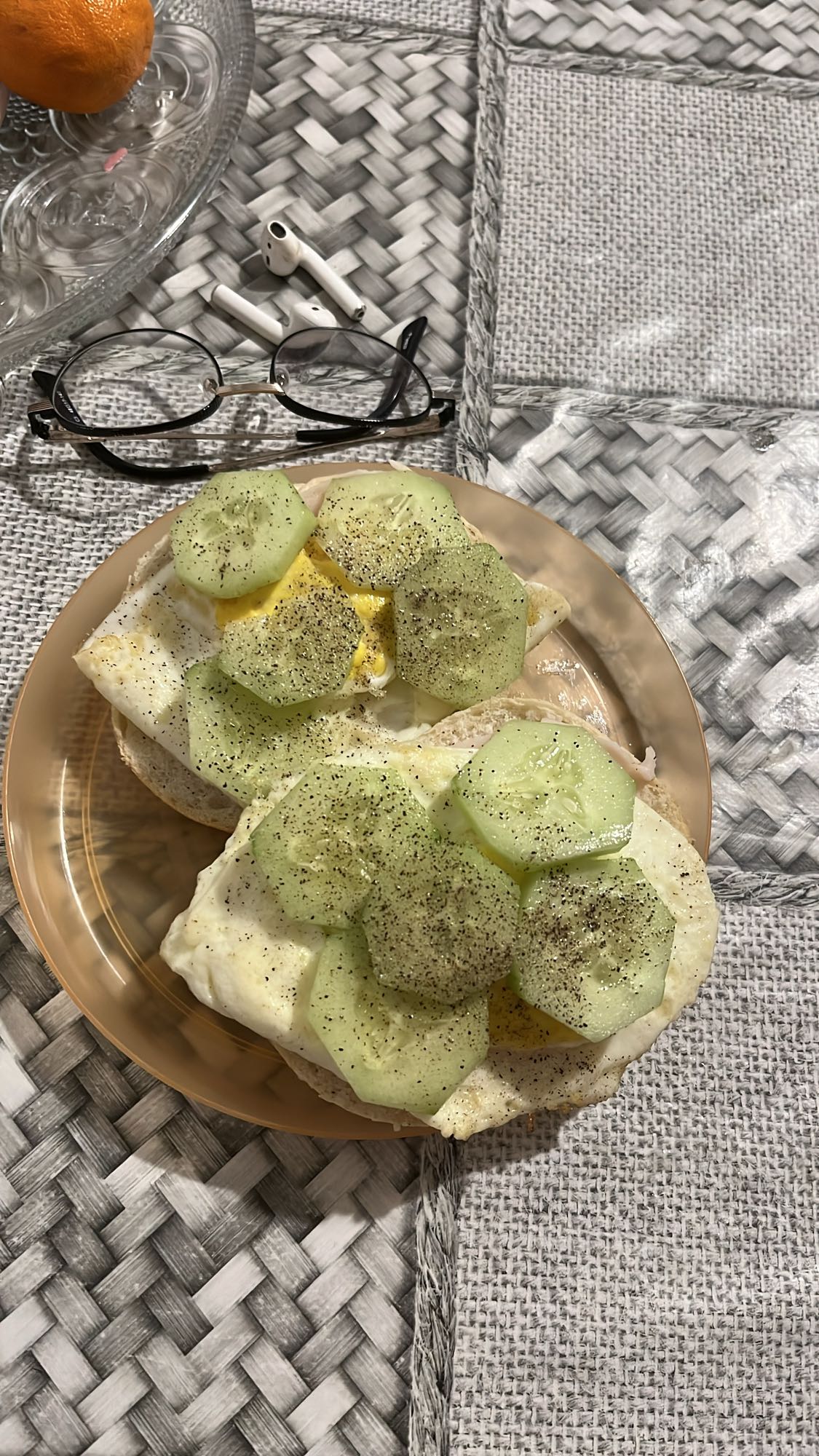 Kanapki z jajkiem i ogórkiem