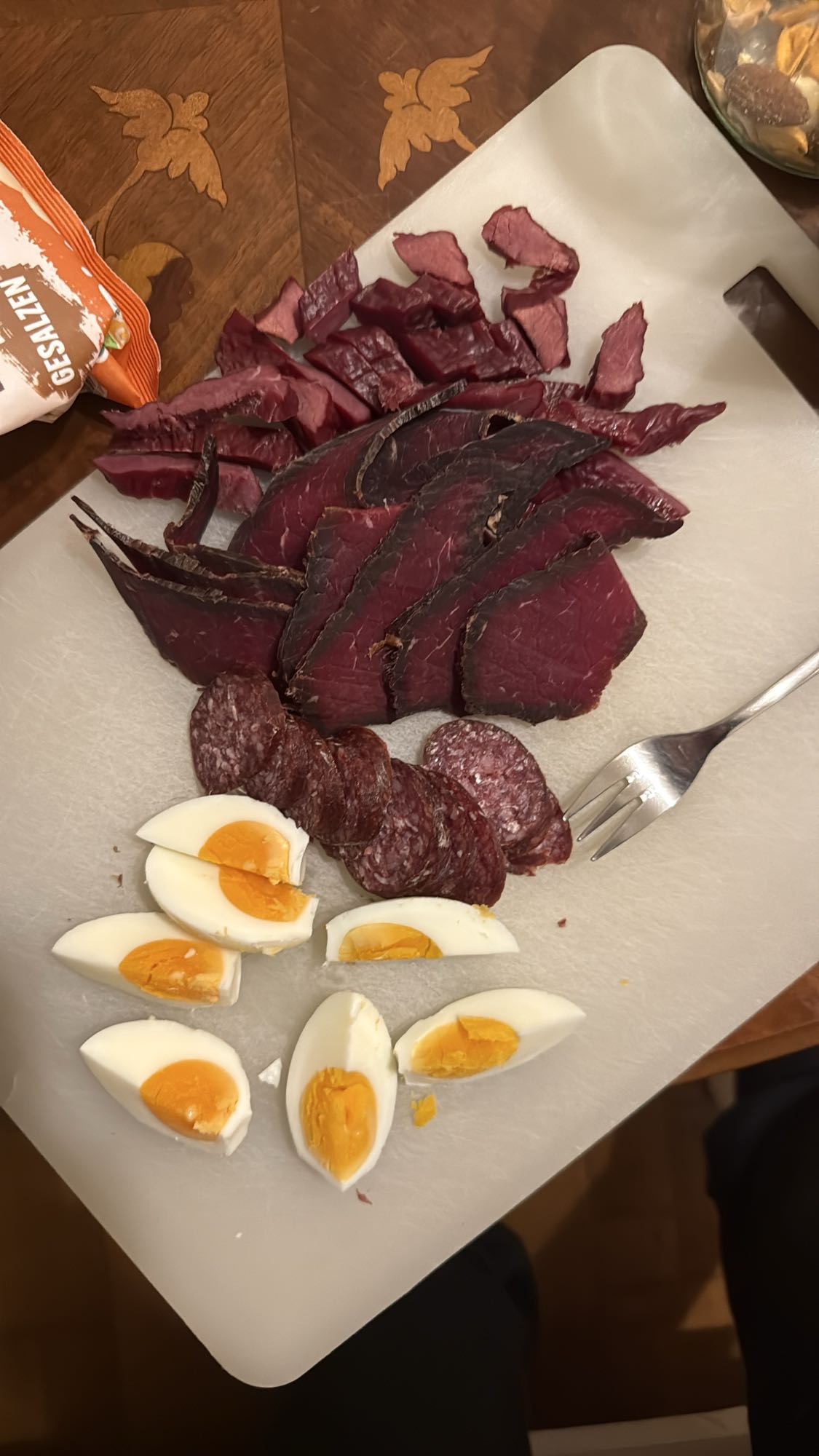 Ei- und Fleischplatte