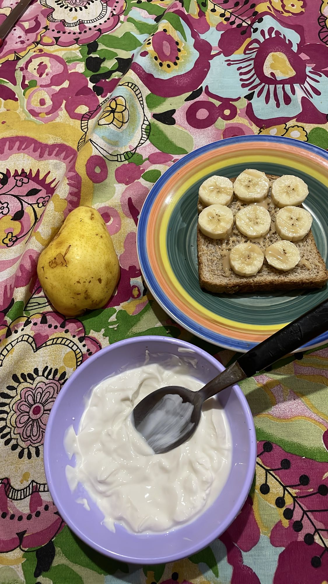 Desayuno con fruta y yogur