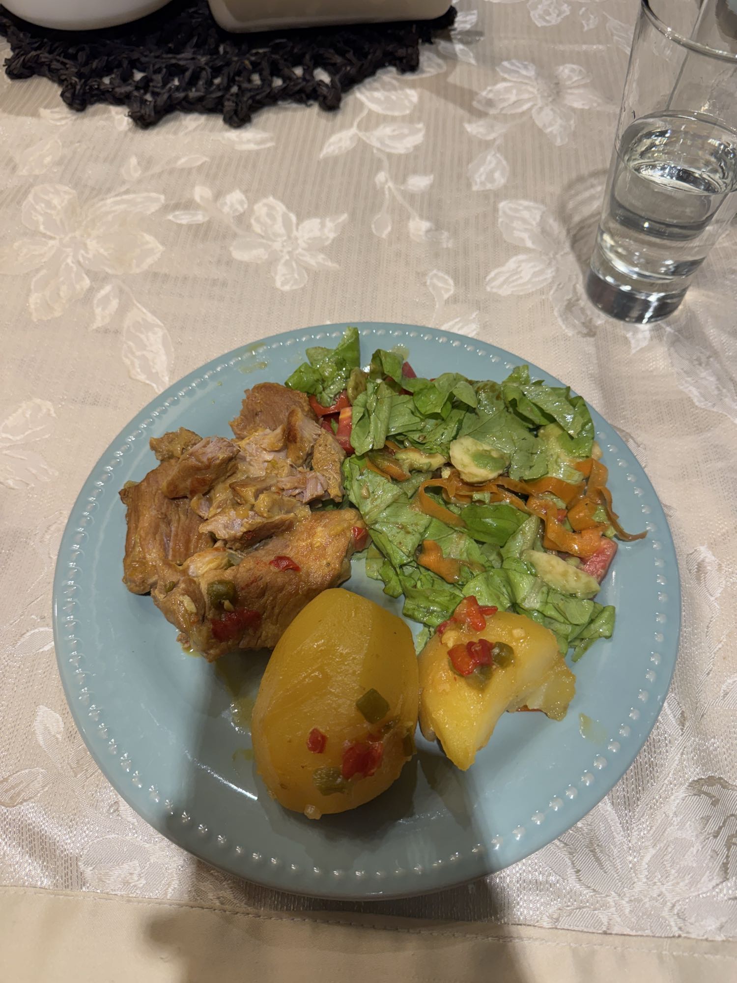 Carne con papas y ensalada