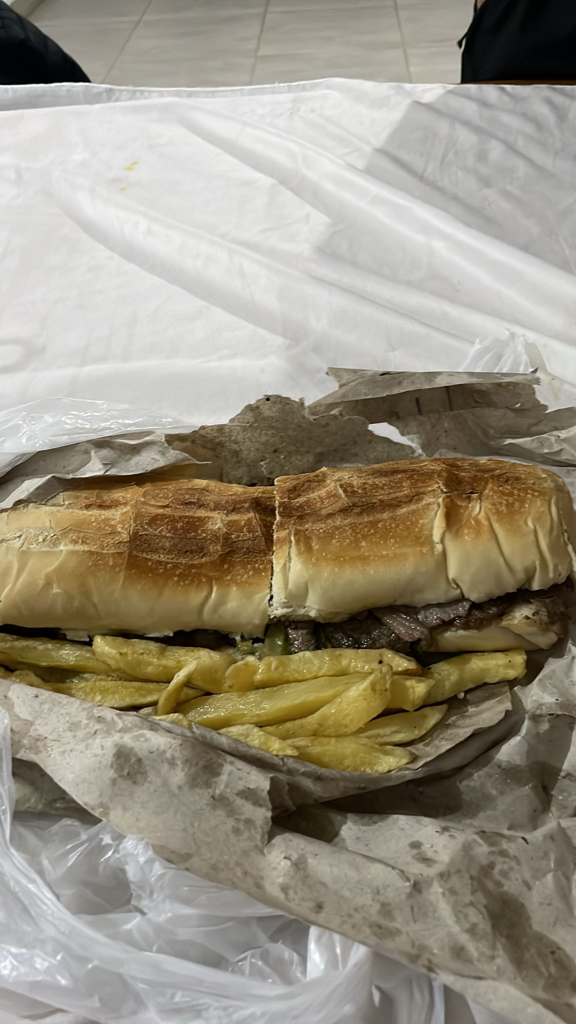 Sándwich con papas fritas