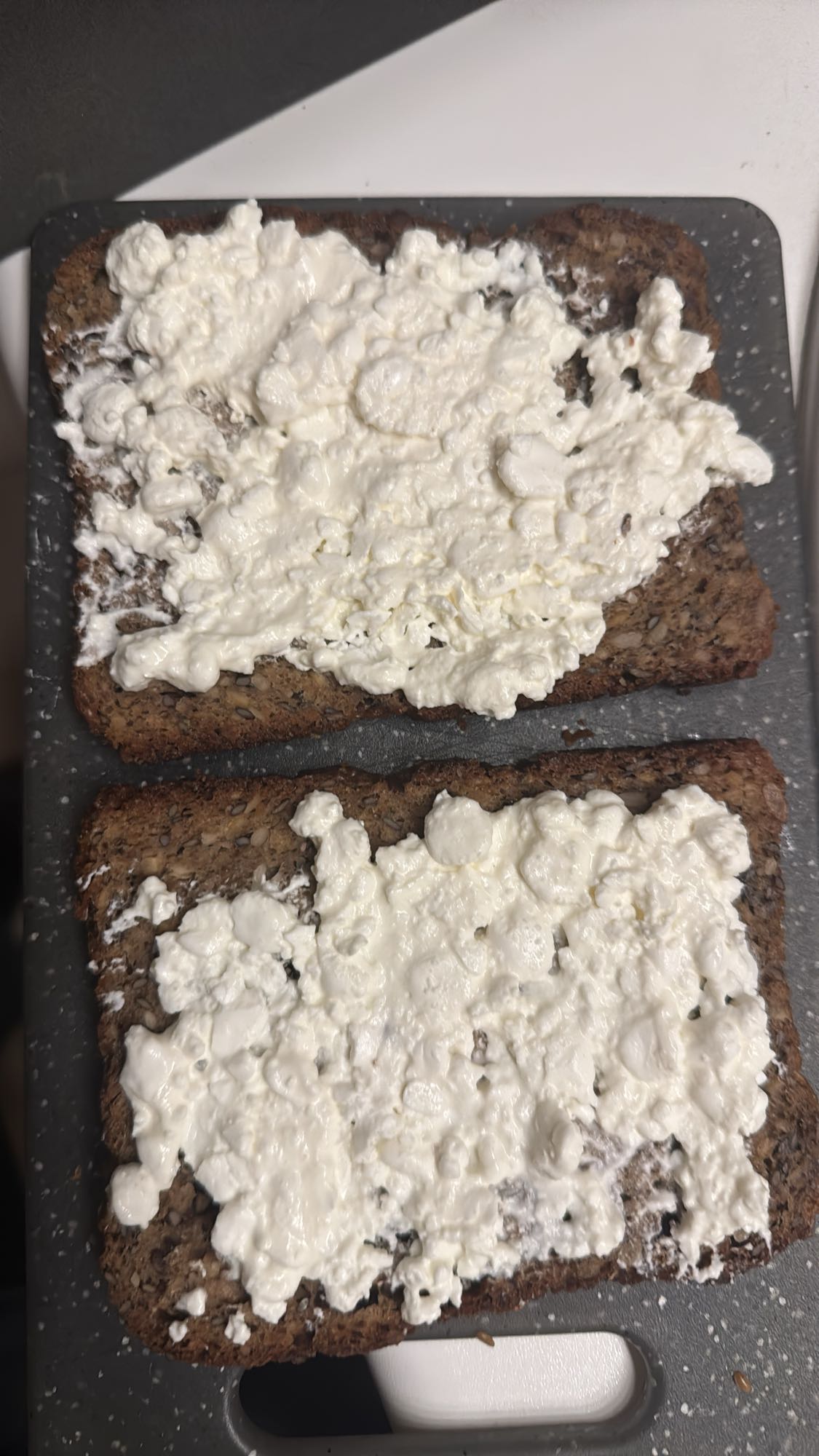 Körnerbrot mit Hüttenkäse